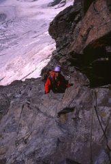 Gianni nella parte iniziale della via ferrata che porta alla Capanna Marco e Rosa (9-8-2003)