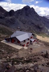 il Rifugio Carate-Brianza a metà strada tra Campo Moro e il Rifugio Marinelli (8-8-2003)