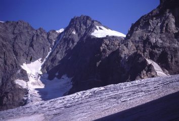 in alto spuntano la Capanna Marco e Rosa e il Pizzo Bernina (9-8-2003)