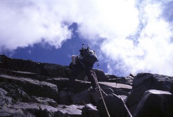 superando un tratto verticale lungo la via ferrata (9-8-2003)
