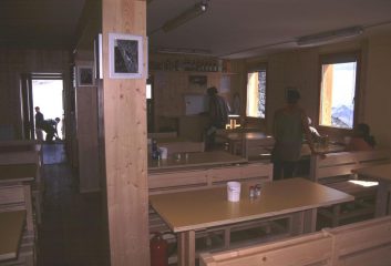 la sala da pranzo del nuovo Rifugio Marco e Rosa (9-8-2003)