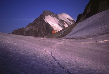 le prime luci del sole al Rifugio Marco e Rosa (10-8-2003)