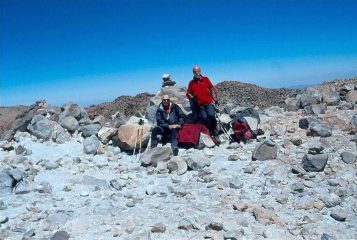 Due pellegrini in vetta al Licancabur