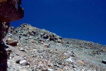 La ripida discesa dalla cima