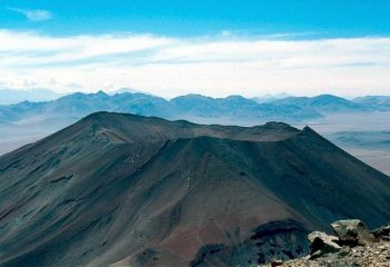Dalla cima il vicino vulcano Juriques (5610 m.)