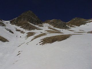 risalendo l'ampio vallone sud-est. La vetta del Succiso è quella centrale
