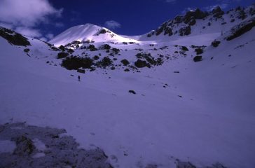 salendo nella prima parte del Vallone del Rio Oronaye (18-4-2004)