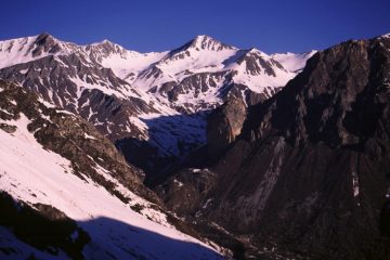 vista sulla Testa di Malacosta dal Vallone di Traversagn (25-4-2004)