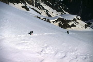 i miei soci sui pendii finali prima di raggiungere il Colle di Vers (25-4-2004)