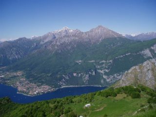 Dalla cima panorama verso il Lago e Le due Grigne