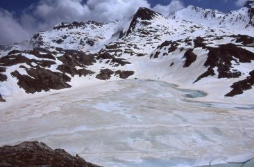 il Lago Longet ancora completamente ghiacciato