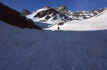 salendo verso i Laghi Longet (30-5-2004)