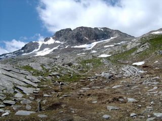 A destra, il Colle di Acque Rosse e la Torre Lavina