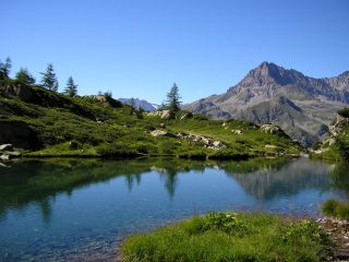 il lago Bellagarda in primo piano