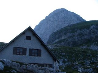 Il rifugio e il Mangart