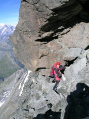 Angela disarrampica poco sotto la cima