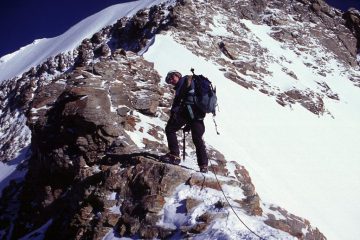 Stelvio sale lungo la bella cresta SE del Monch (22-8-2004)