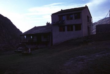 Refuge d'Averole, ottimo punto d'appoggio per la salita alla Punta d'Arnas (4-9-2004)