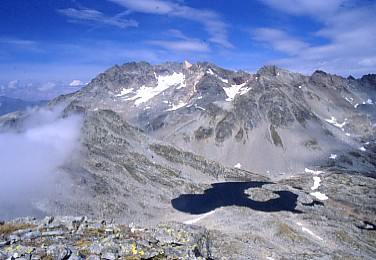 Dalla vetta settentrionale dello Spadolazzo vista sul Suretta e sul Lago Ghiacciato.