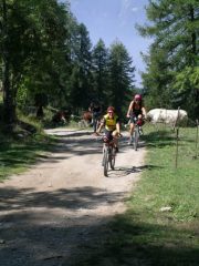 Il gruppo fra ali di folla acclamanti