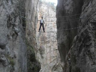 Alberto sul traballante ponte tibetano