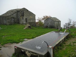 la fontana con vasca dell'alpe monsuffietto