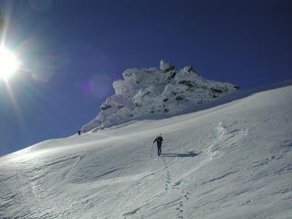 Poco sotto la cima, che appare in condizioni patagoniche.