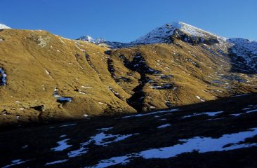 le prime luci del sole verso la Punta Serpentiera dalle Grange Thures Superiori (7-11-2004)