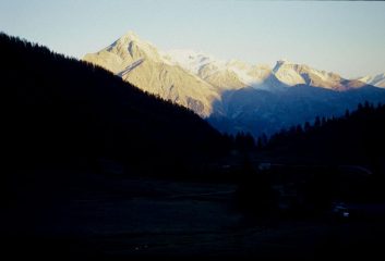 lw prime luci del giorno sullo Chaberton, dalle Grange Thures Inferiori (7-11-2004)