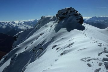 la cresta orizzontale che costituisce la vetta della Ramiere (7-11-2004)