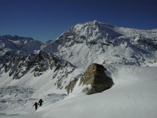 Poco sotto la cima, uno sguardo alla Basei.