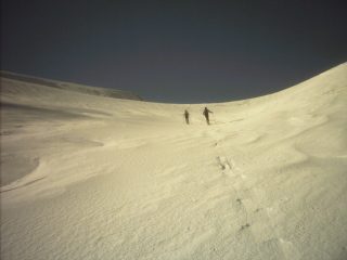 I nostri amici francesi di Grenoble,Emmanuelle e Thomas,nella parte superiore del vallone,prima della ripida paretina terminale.