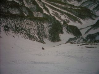 Il grande Luìji nel ripido e direttissimo canale di discesa che conduce al di sopra della strettoia.