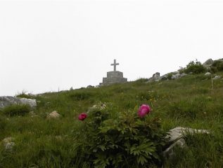 la croce di vetta tra le nebbie