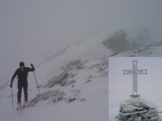 Robi arriva in vetta tra la nebbia.....