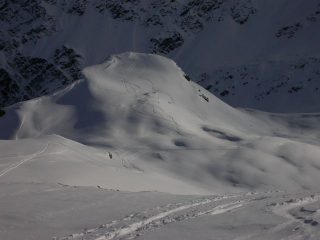 Dal colletto tra la Cordella ed il Flassin, il primo tratto di discesa. Non farsi ingannare dalla copertura nevosa ...