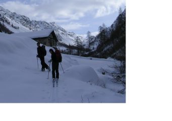 Casolari Loo di Sotto, il colle sullo sfondo