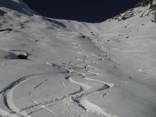 Tracce in poudreuse sotto il colle.