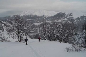 Dopo le prime rampe, uno sguardo verso la Bisalta