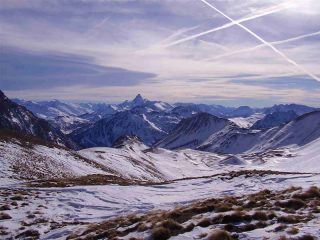 Veduta dal Colle verso il Monginevro, sullo sfondo il Monviso