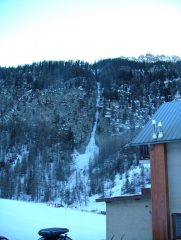 La lunga cascata vista dalla strada