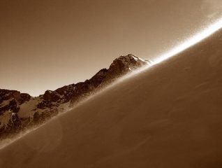 Il Bussaia visto sbirciando dalla cresta, con il sole che rincorre il vento.