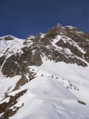 la punta con la bastionata rocciosa della basei
