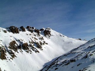 Vanclava alla sua sx la cresta che adduce al Feuillas