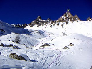 la parte alta del vallone sotto  il colle.Con freccia la cima