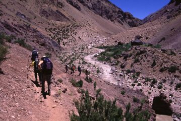 camminando lungo il sentiero verso il primo Campo di Pampa de Lenas (8-1-2005)