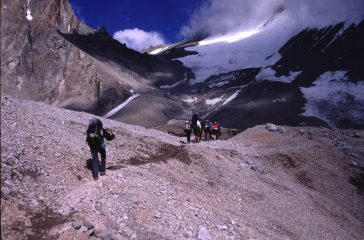 salendo nella parte alta del Vallone verso il Campo 1 (12-1-2005)