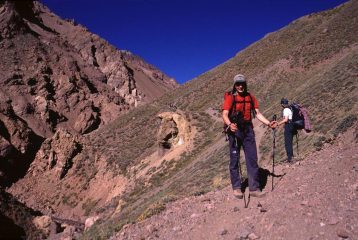 salendo lungo il sentiero che porta verso il Campo Base di Plaza Argentina (10-1-2005)