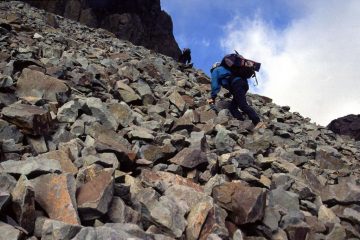 una ripidissima e infida pietraia sulla via per il Campo 1 (12-1-2005)