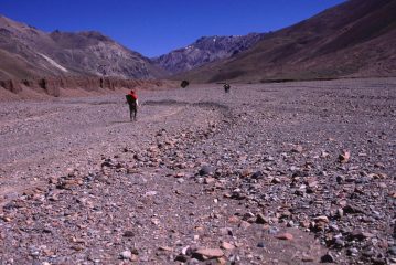 passando nel grande pianoro detritico prima di raggiungere Casa de Piedra (9-1-2005)